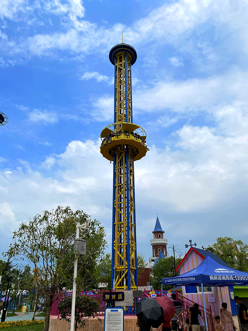 游乐园地标性设备旋转塔